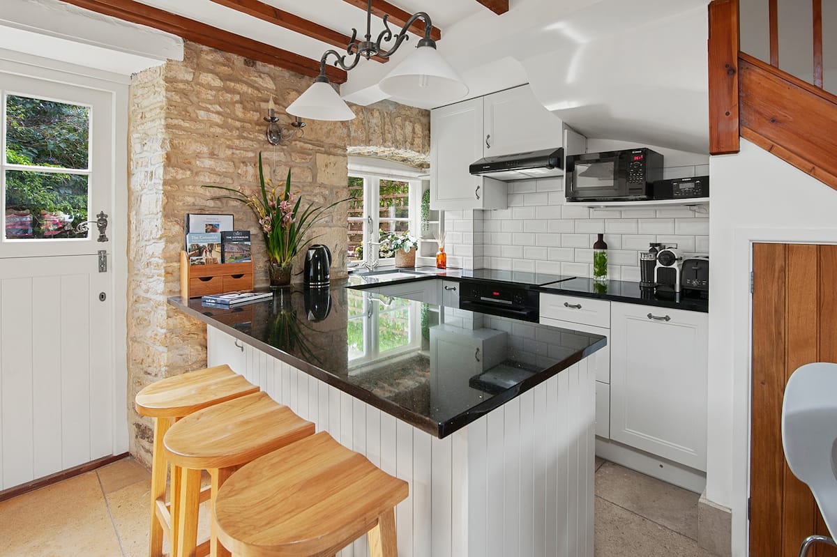 Kitchen with breakfast bar